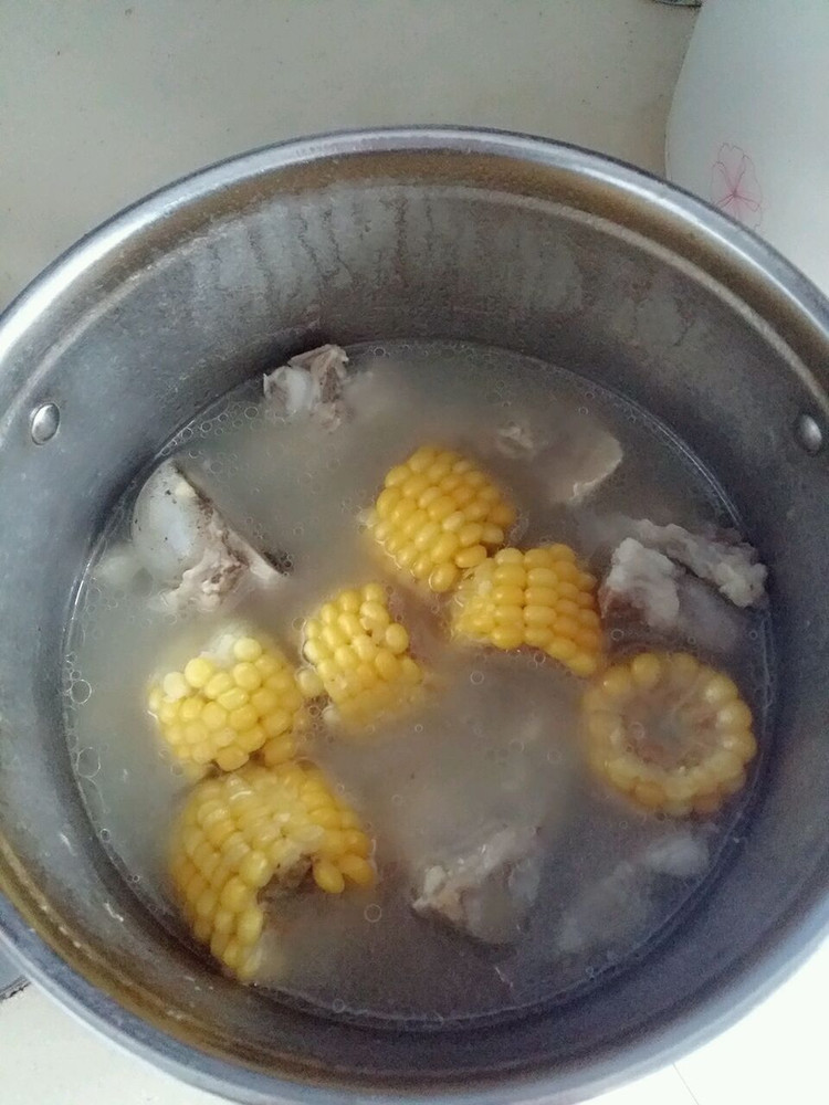 玉米骨头汤的做法