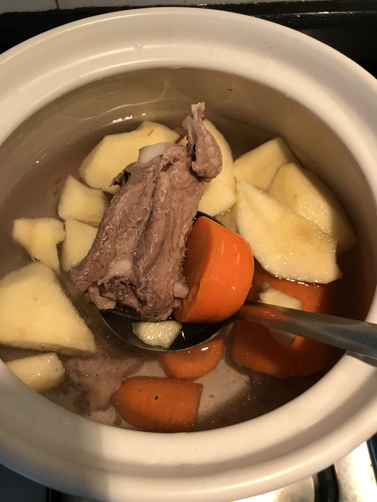 筒骨苹果红萝卜汤的做法