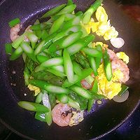 #肉食主义狂欢#鲜虾芦笋炒鸡蛋的做法图解5