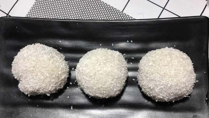 坚果馅椰蓉麻薯