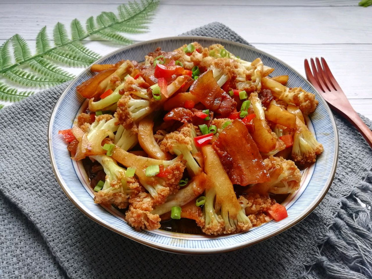 米饭杀手❗️超下饭的五花肉干锅花菜的做法