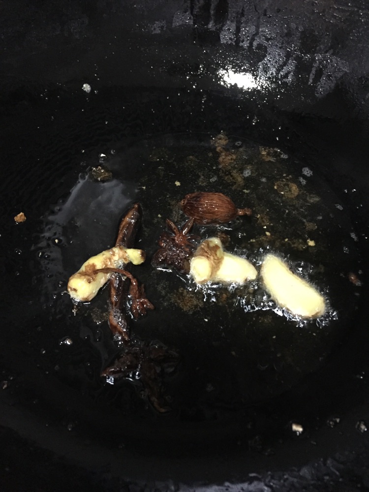 鹌鹑蛋羊肝菌红烧肉的做法图解3