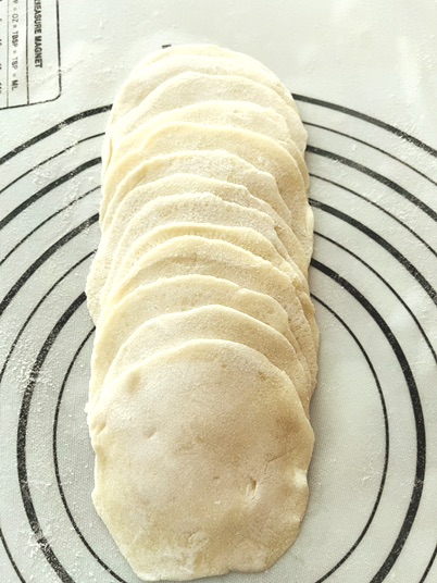 封控期间逼着第一次擀饺子皮的做法