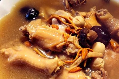 菌菇鲜鸡汤