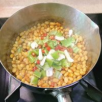 #换着花样吃早餐#五香麻辣黄豆的做法图解7