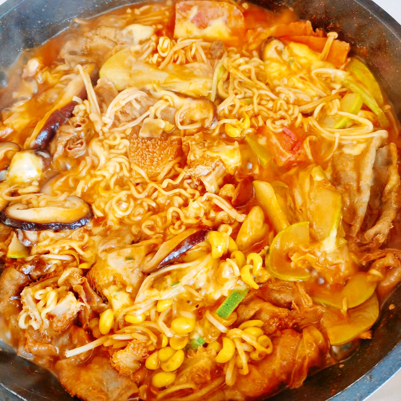 手把手教你煮韩式部队火锅，做法简单，热气腾腾，吃的太爽了 - 哔哩哔哩