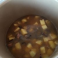 土豆腊肉焖饭的做法图解6