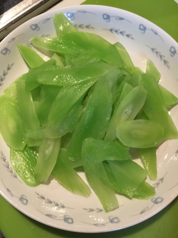 莴苣炒蛋的做法图解1