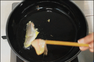在上海, 怎么能错过那碗鲜美的黄鱼面?的做法图解6