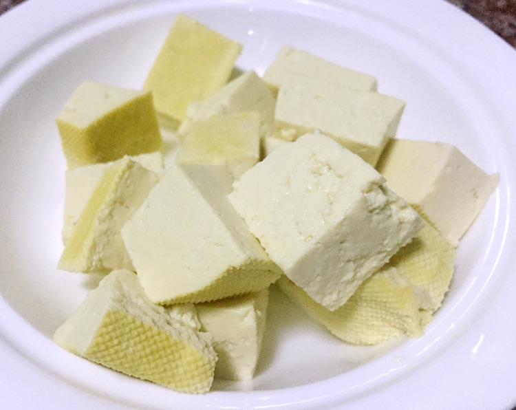 五花肉炖豆腐海带的做法图解4