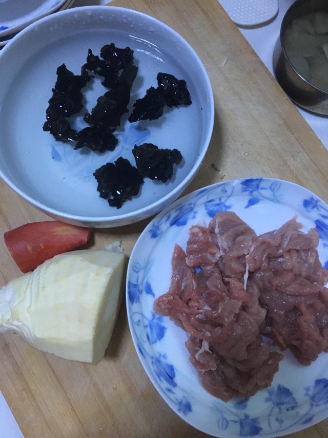 冬日美食の冬笋炒肉的做法图解1