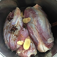 青豆炒卤牛肉的做法图解1