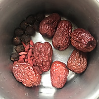 银耳红枣桂圆枸杞茶的做法图解2