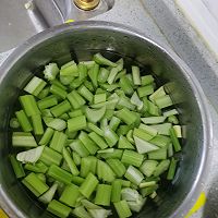 凉拌花生豆芹菜的做法图解2