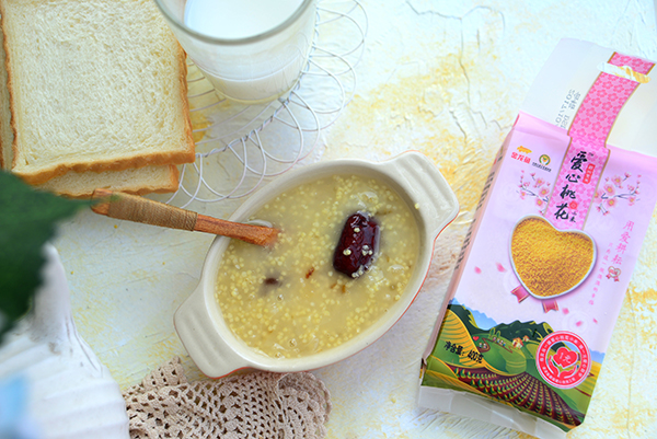 Rice porridge with tremella and peach gum