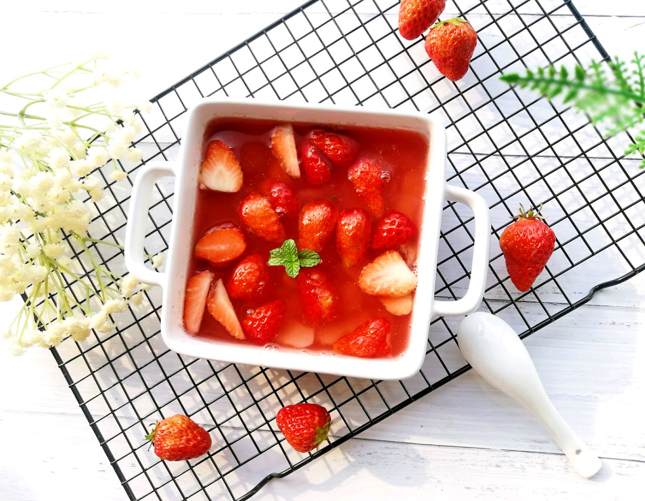 Beauty strawberry horseshoe soup