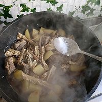 香喷喷土豆腐竹排骨炖粉条的做法图解13