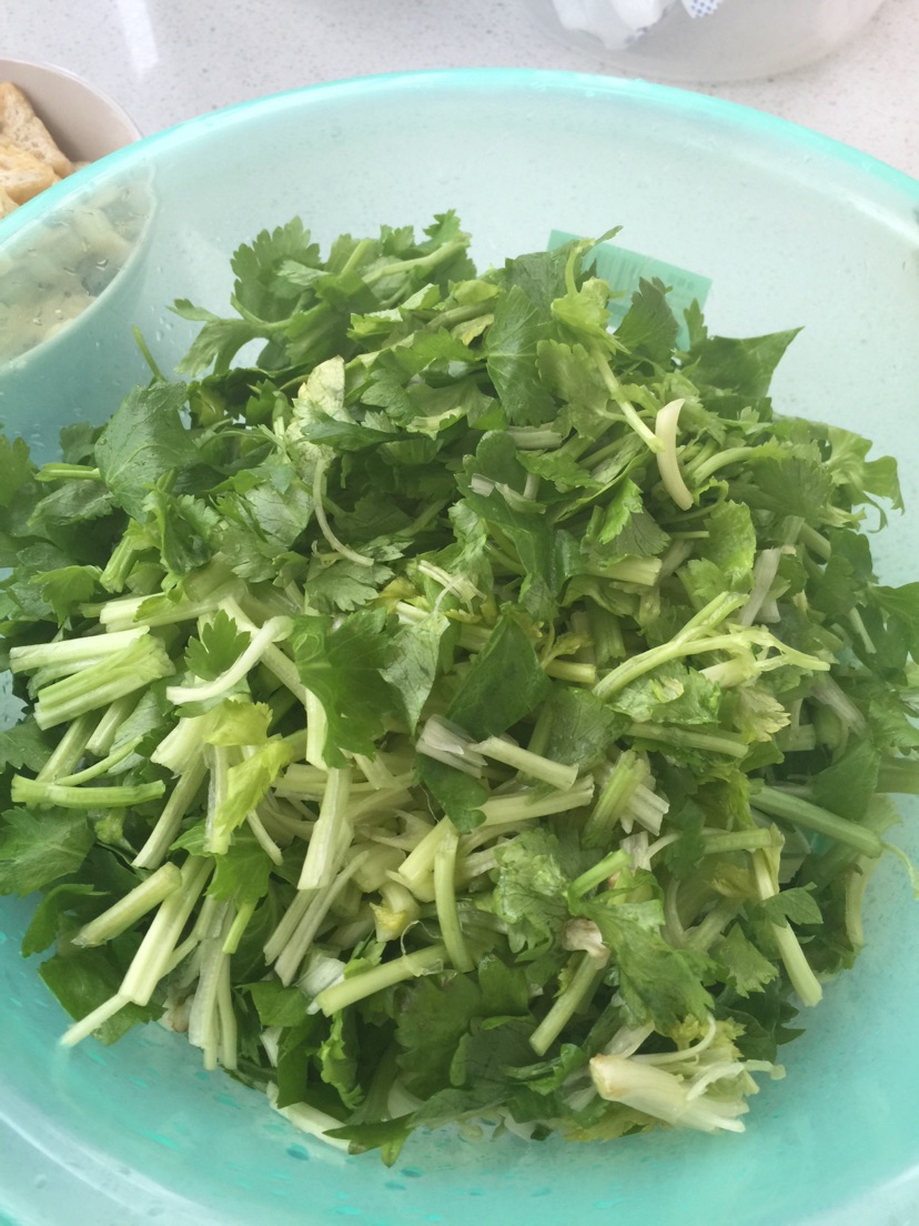 芹菜豆腐果炒培根的做法图解1