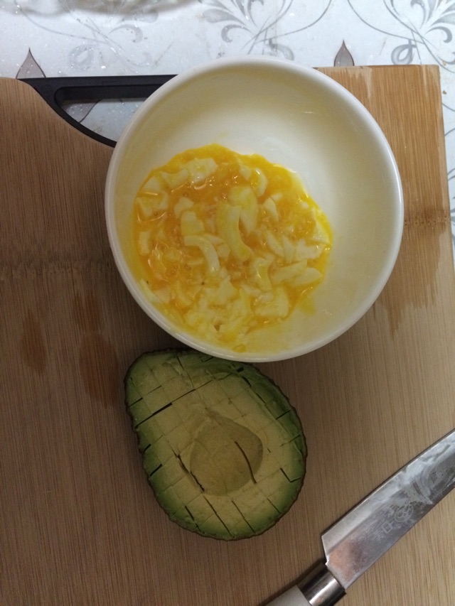 鸡蛋牛油果三明治的做法图解1