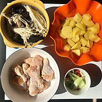 懒人下饭菜：鲜美鸡翅根乱炖蔬菜的做法图解1