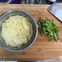 青椒土豆丝（脆口）的做法图解1