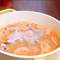 #法国天然奶酪挑战赛#番茄酸汤鱼加拿大北极虾粉丝煲的做法图解8
