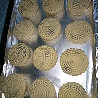 莲蓉蛋黄月的做法图解4