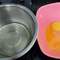 瓜子仁草莓酸奶纸杯蛋的做法图解1