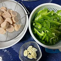 青椒丝炒肉丸的做法图解1