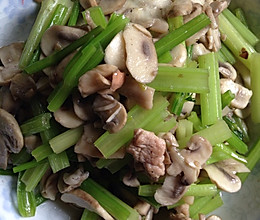 蘑菇炒芹菜的做法