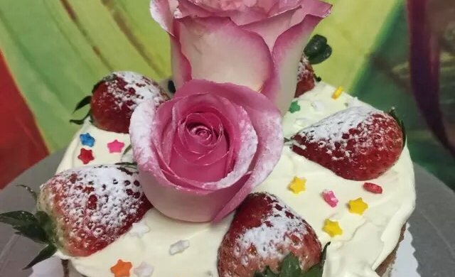 玫瑰鲜花巧克力淡奶油蛋糕