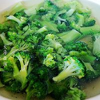 #元宵节美食大赏#减脂菜，虾仁炒西兰花的做法图解2