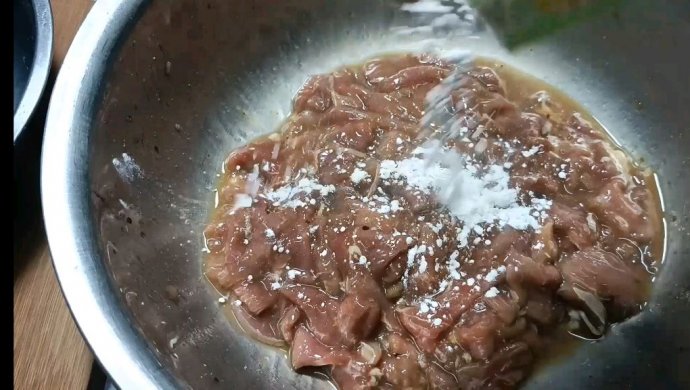 电饼铛也可以制作铁板烤肉串，非常过瘾