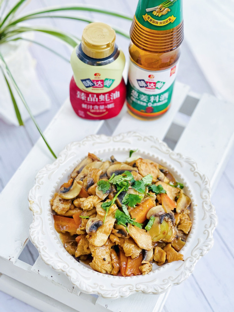 口蘑炒鸡胸肉的做法