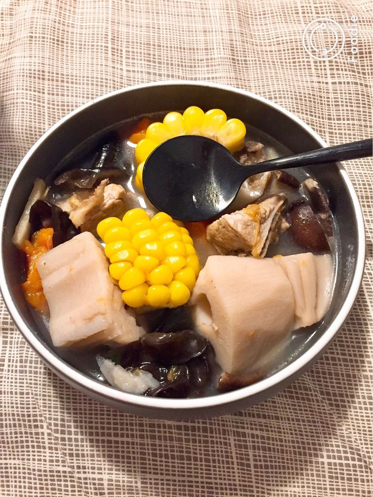 莲藕玉米炖排骨的做法