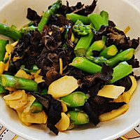 春天食补❤️山药芦笋炒木耳的做法图解13