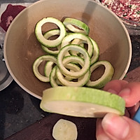 韩式西葫芦牛肉饼的做法图解1
