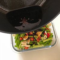 奶奶教我✅老式腌蒜苔✅的方法/一般人我不告诉她的做法图解12
