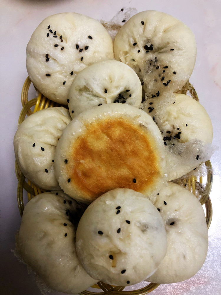 不油腻的韭菜肉丁水煎包的做法