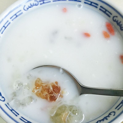 一碗胶原蛋白-椰汁桃胶皂角米炖银耳
