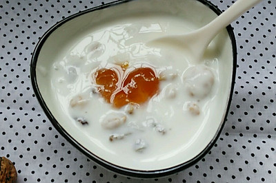 葡萄干核桃酸奶