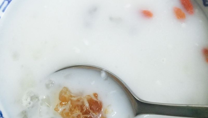一碗胶原蛋白-椰汁桃胶皂角米炖银耳