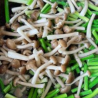 蒜苔蘑菇炒肉的做法图解1