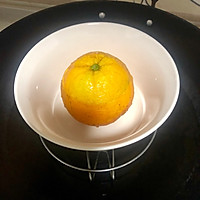 食盐蒸橙子的做法图解3