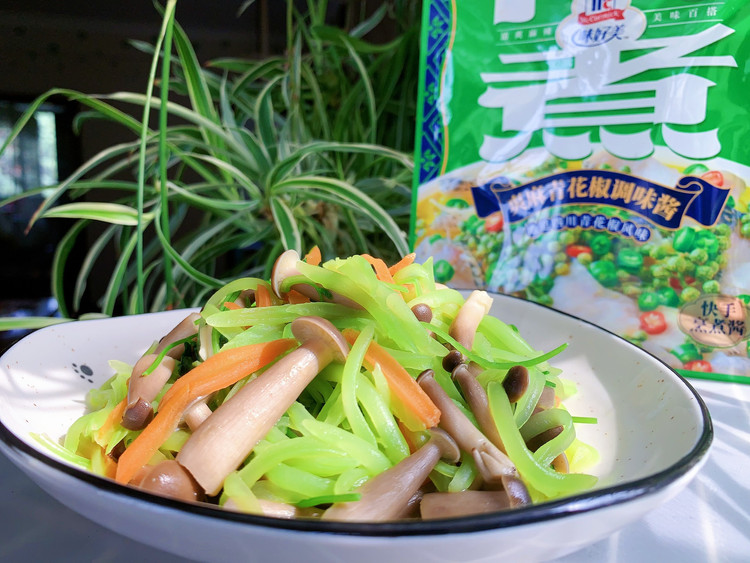 椒麻鹿茸菇炒莴苣的做法