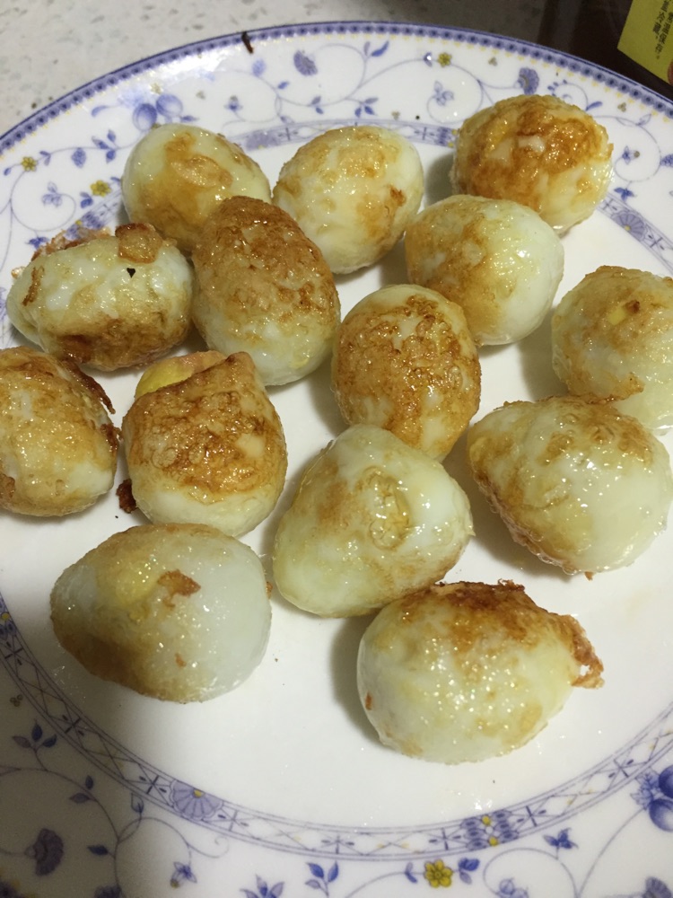 鹌鹑蛋羊肝菌红烧肉的做法图解2