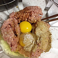 猪肉丸子的做法图解2