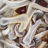 赤松茸炒鸡肉的做法图解2