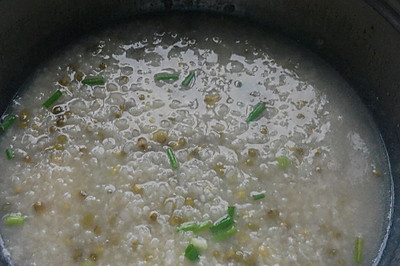 清热解毒，减肥的绿豆大米葱花粥