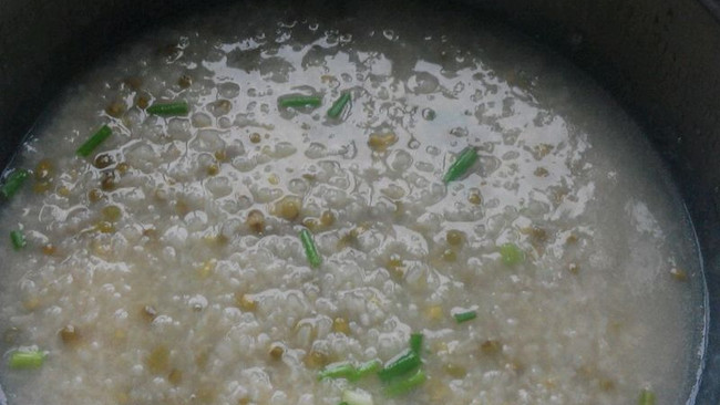 清热解毒，减肥的绿豆大米葱花粥的做法